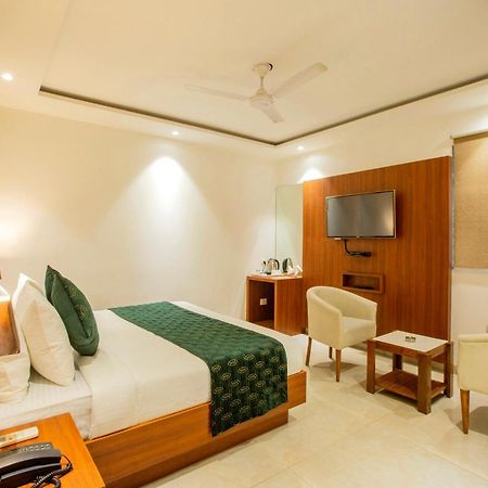 Hotel Arch Suites - Near Aerocity Ню Делхи Екстериор снимка