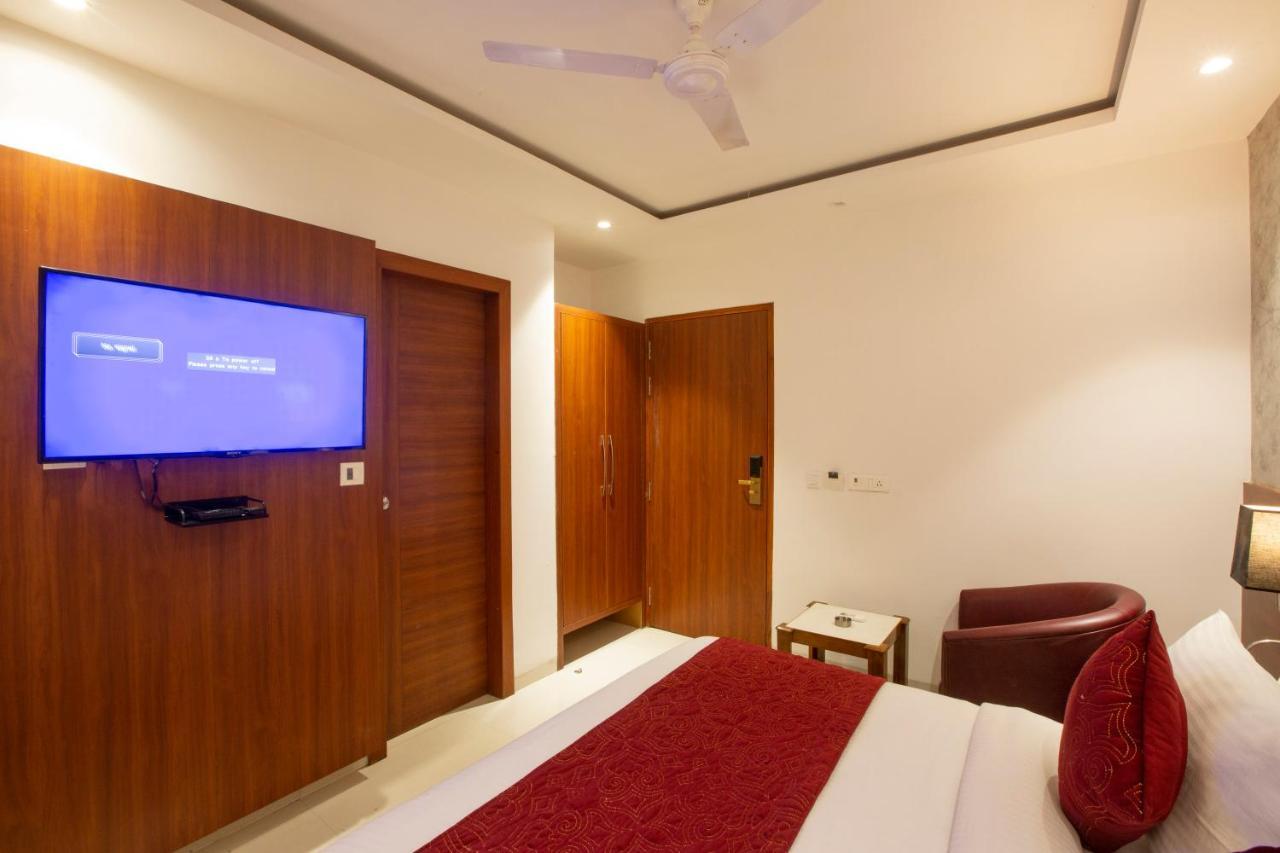 Hotel Arch Suites - Near Aerocity Ню Делхи Екстериор снимка