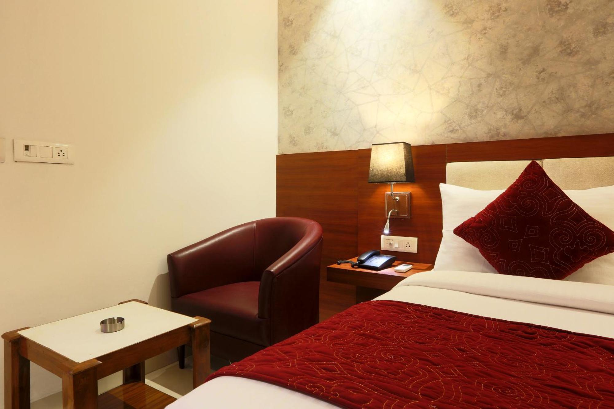 Hotel Arch Suites - Near Aerocity Ню Делхи Екстериор снимка