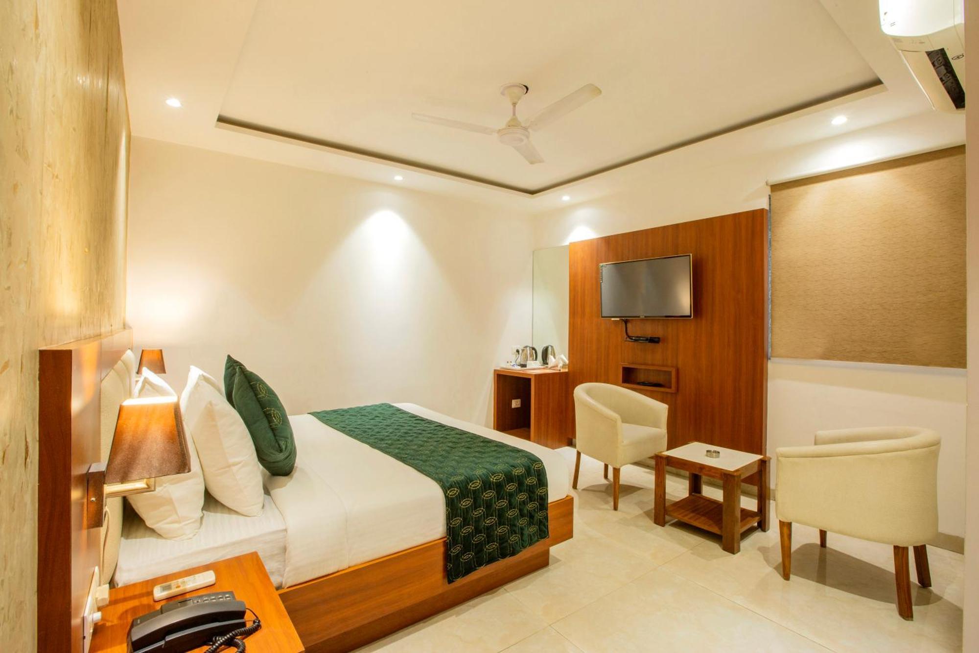 Hotel Arch Suites - Near Aerocity Ню Делхи Екстериор снимка