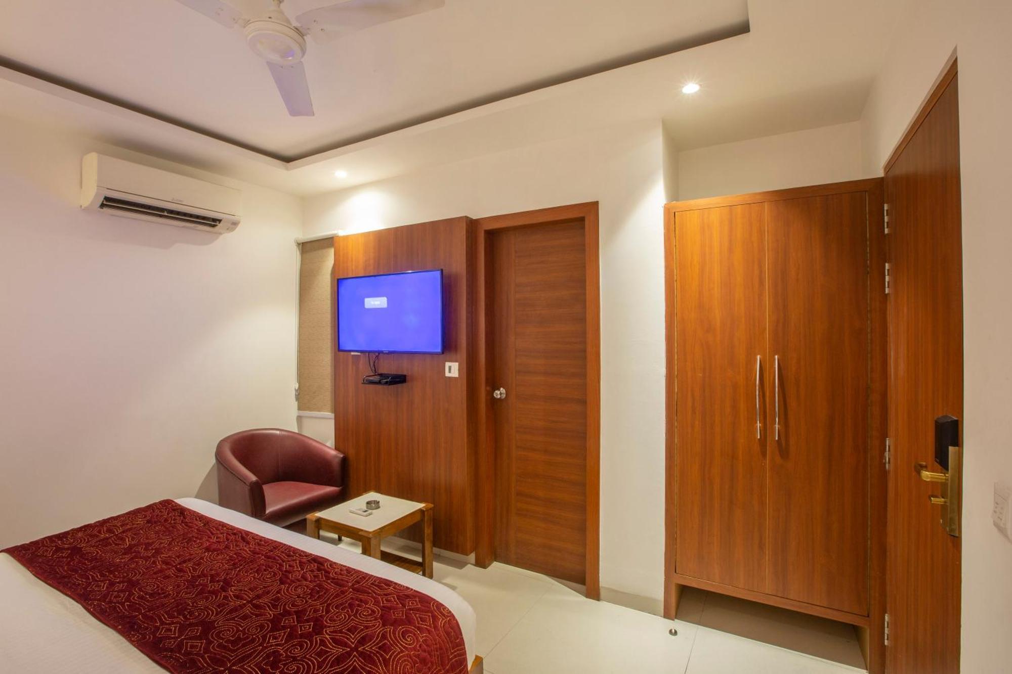 Hotel Arch Suites - Near Aerocity Ню Делхи Екстериор снимка