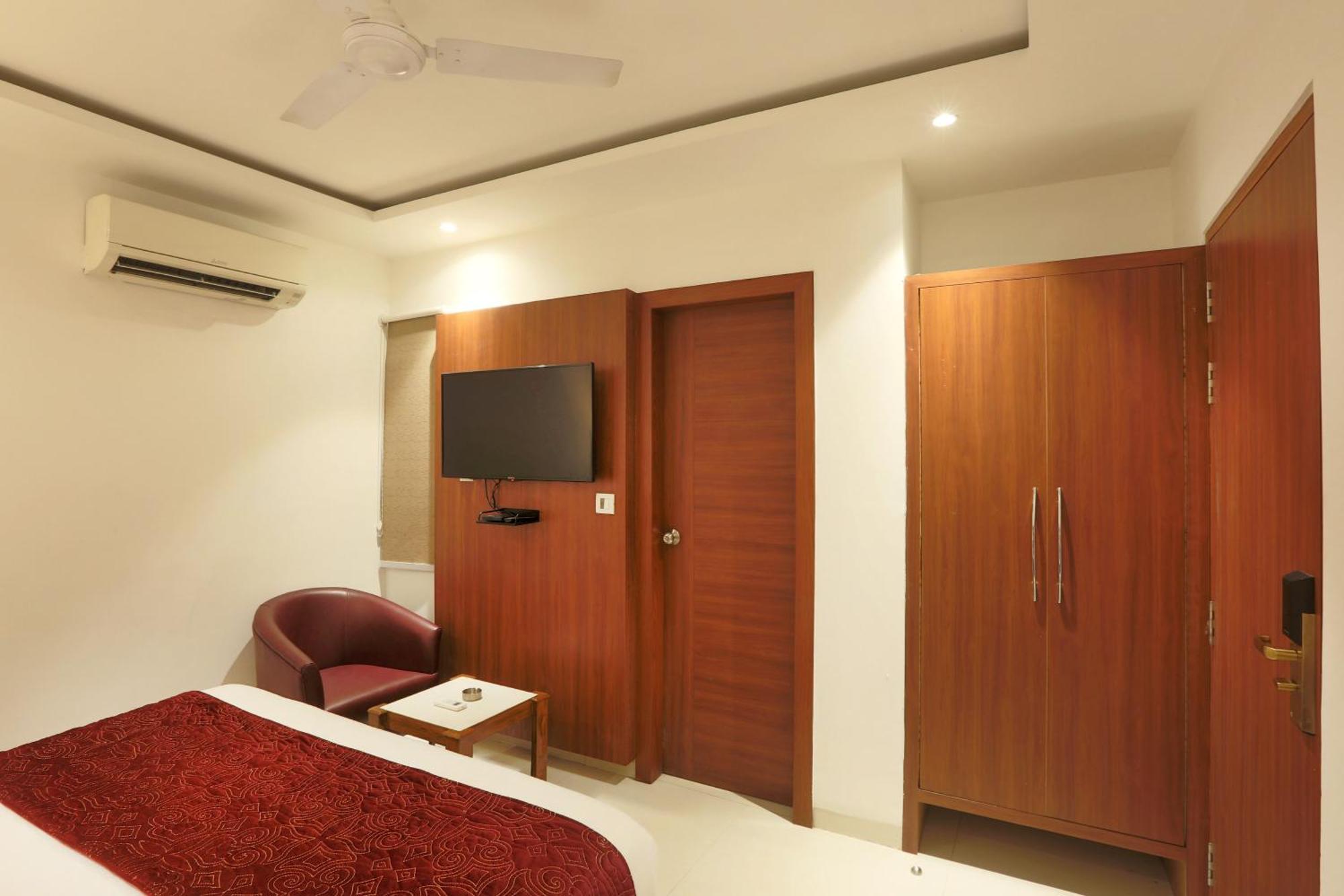 Hotel Arch Suites - Near Aerocity Ню Делхи Екстериор снимка