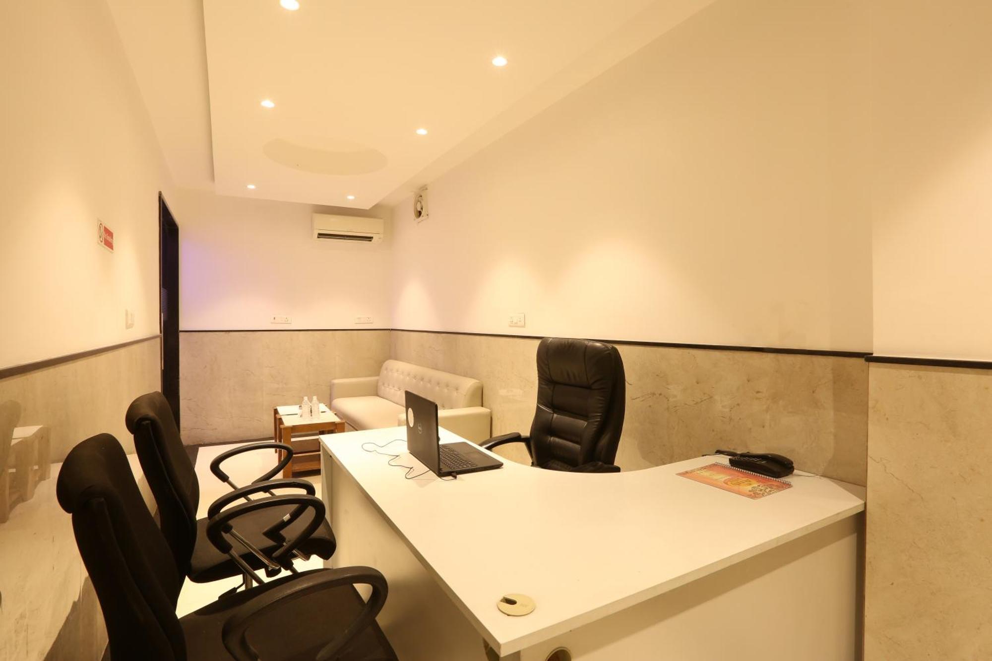 Hotel Arch Suites - Near Aerocity Ню Делхи Екстериор снимка