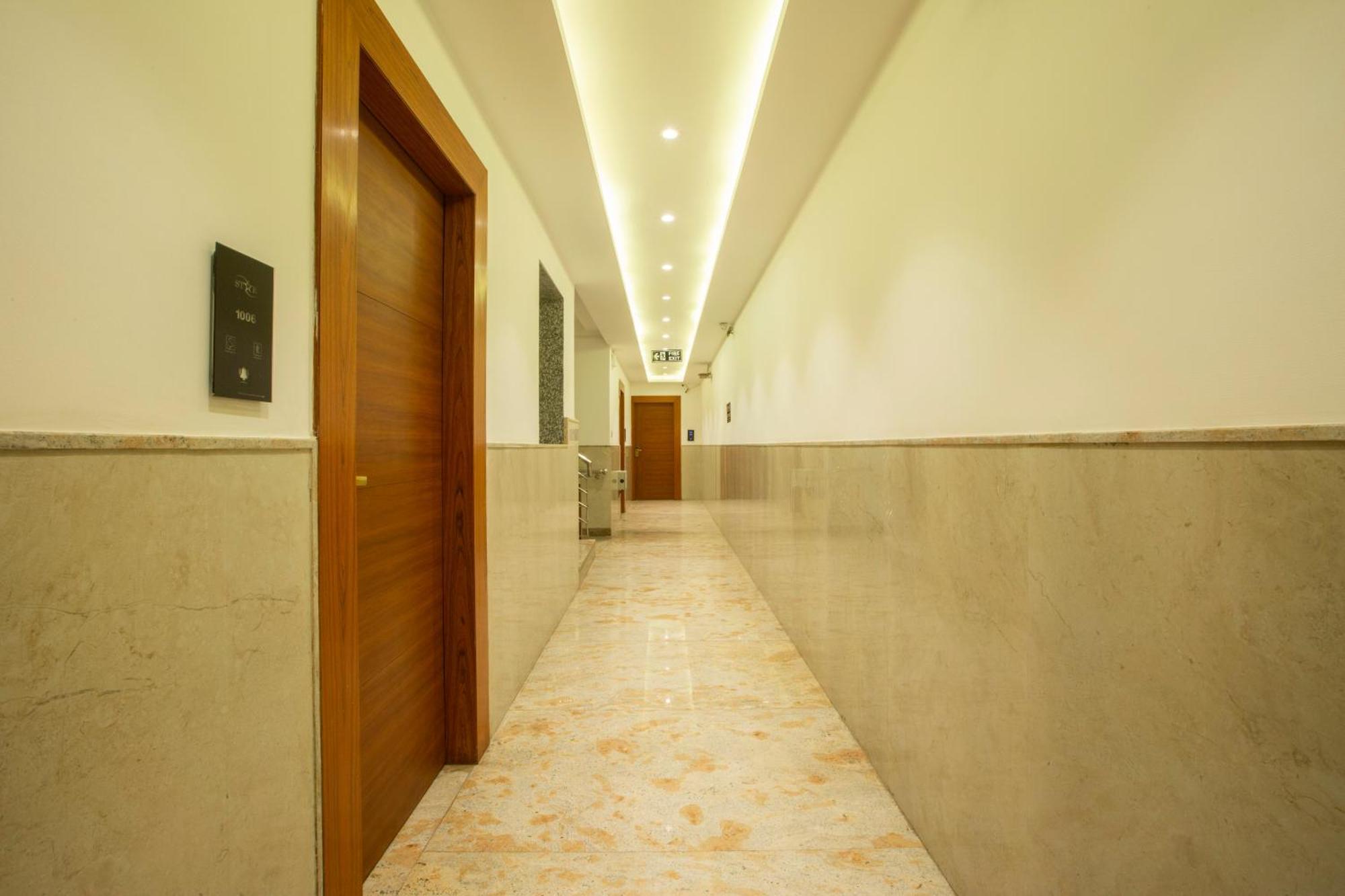 Hotel Arch Suites - Near Aerocity Ню Делхи Екстериор снимка