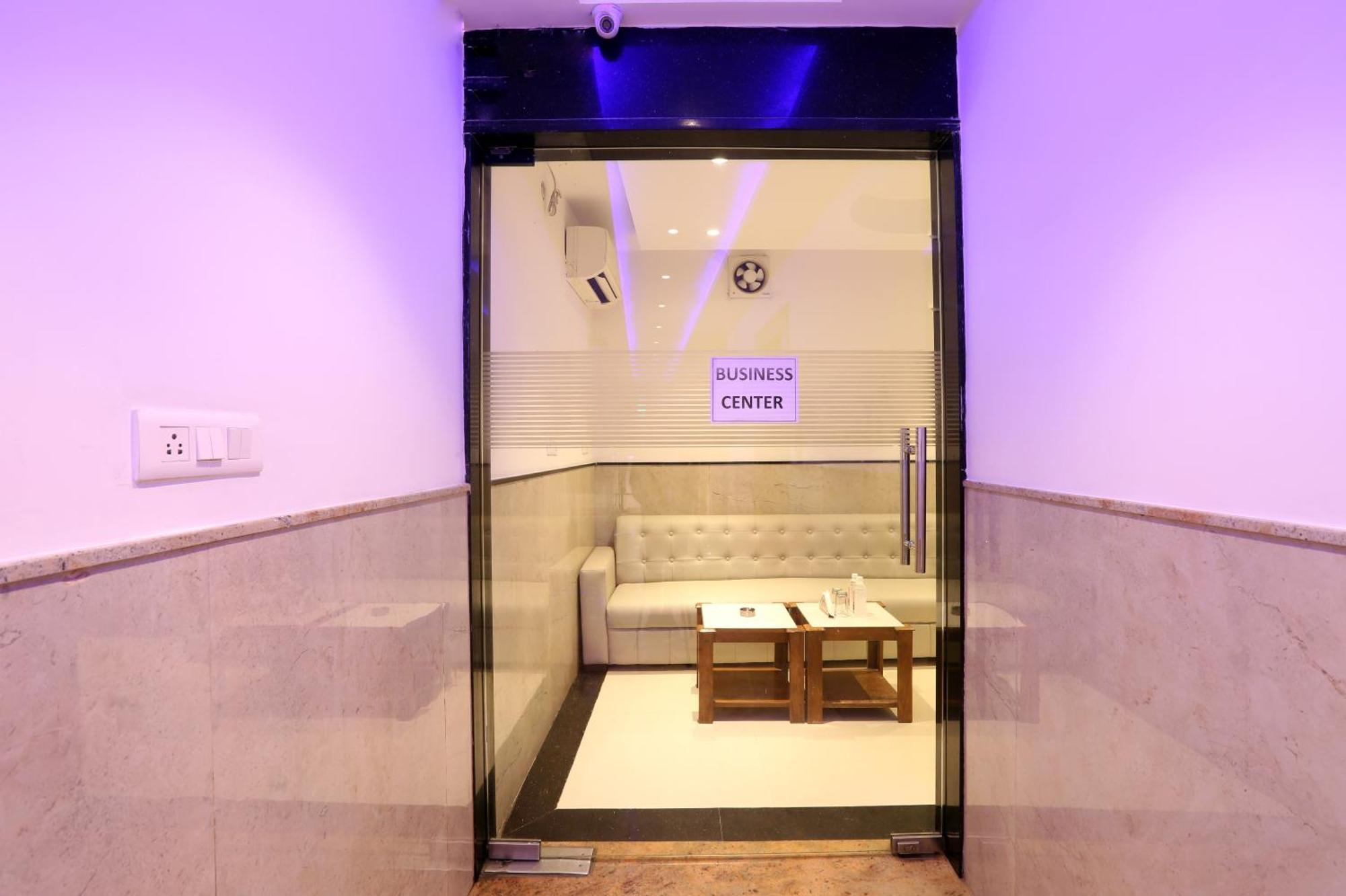 Hotel Arch Suites - Near Aerocity Ню Делхи Екстериор снимка