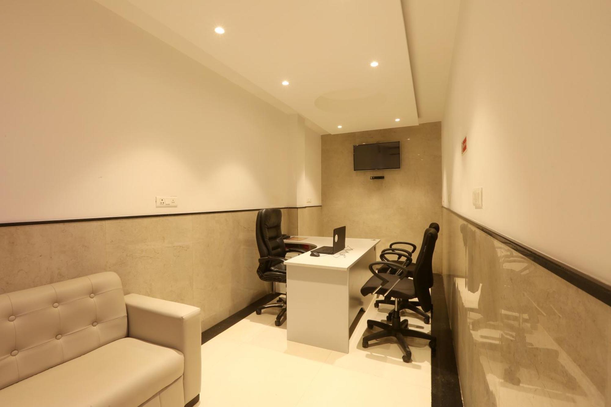 Hotel Arch Suites - Near Aerocity Ню Делхи Екстериор снимка