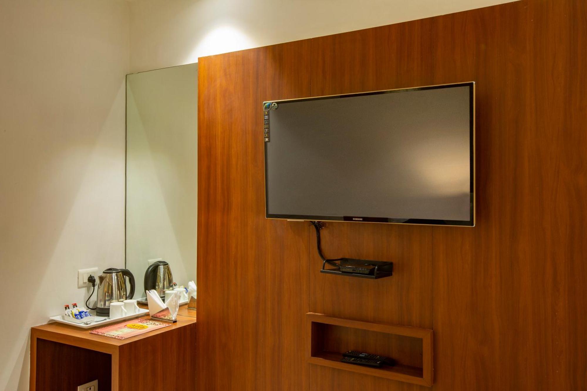 Hotel Arch Suites - Near Aerocity Ню Делхи Екстериор снимка