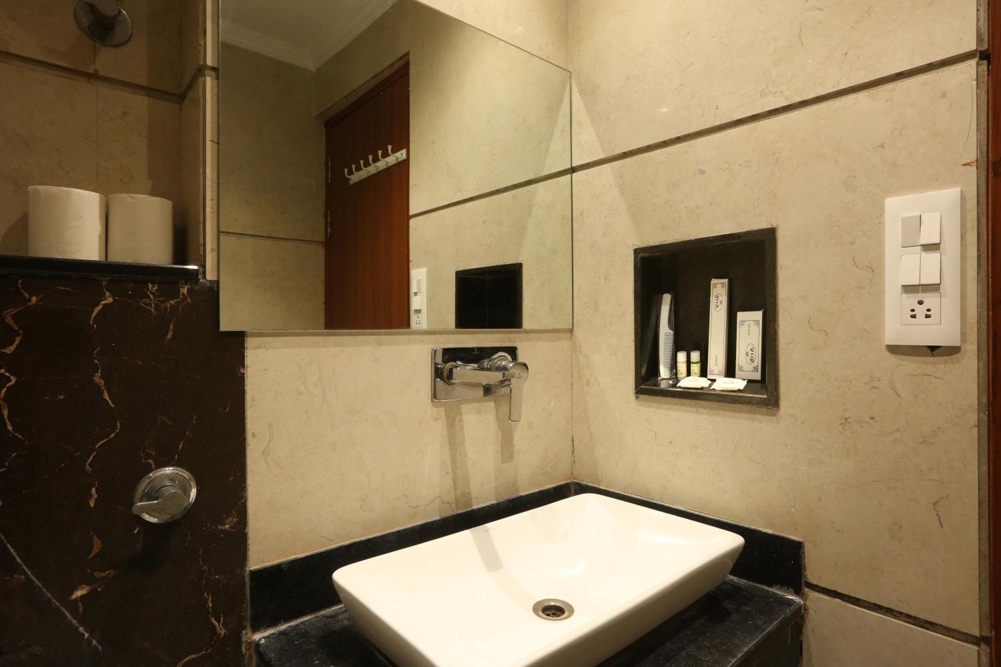 Hotel Arch Suites - Near Aerocity Ню Делхи Екстериор снимка