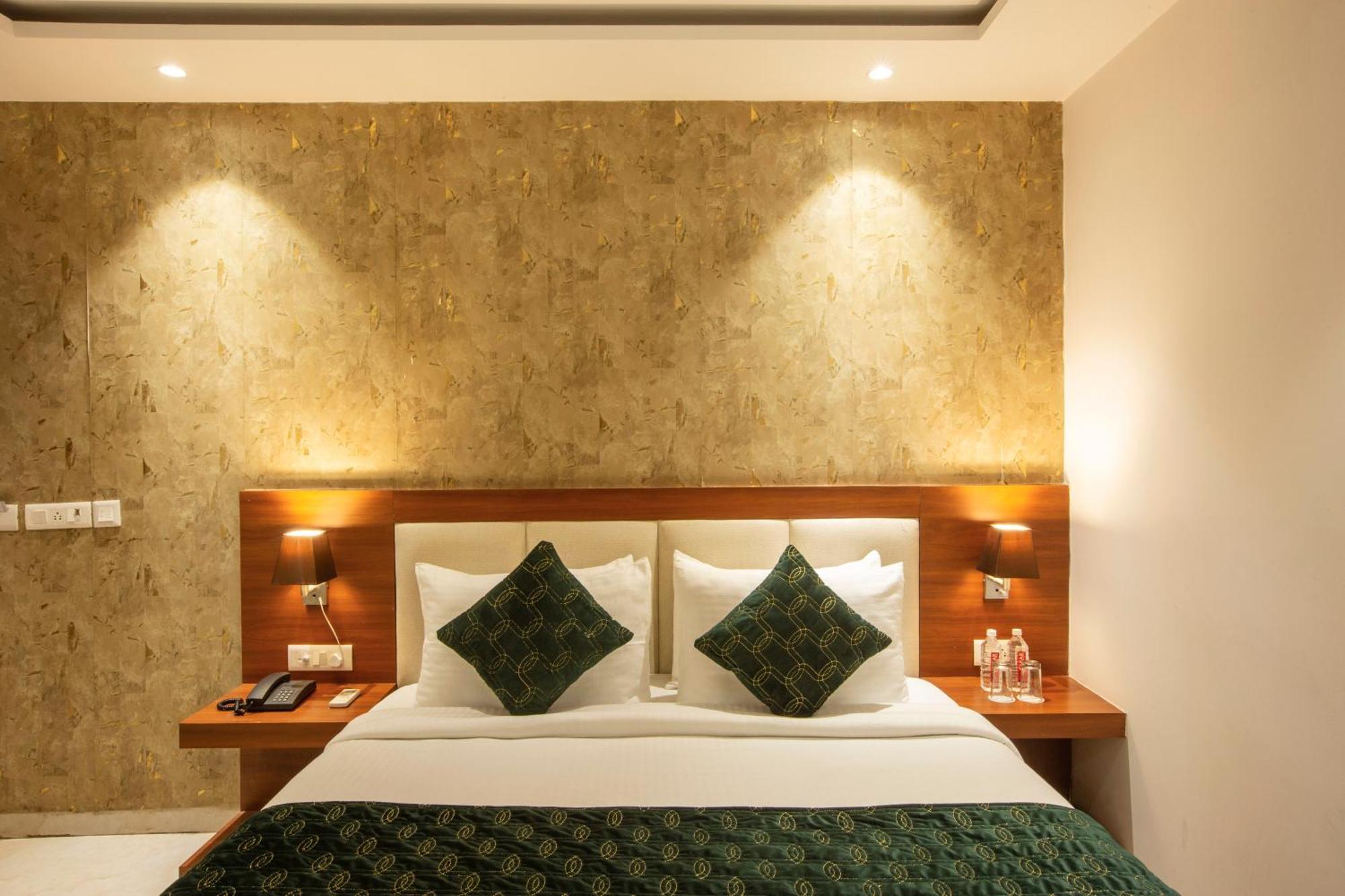 Hotel Arch Suites - Near Aerocity Ню Делхи Екстериор снимка